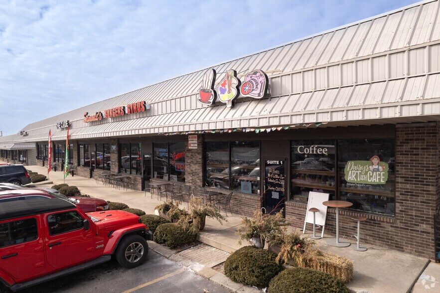 More Photos Of 210-216 N Milwaukee Ave, Lake Villa Storefront For Lease
