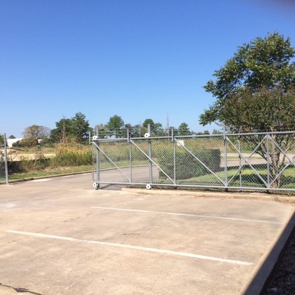 More Photos Of 9207 Emmott Rd, Houston Warehouse For Lease