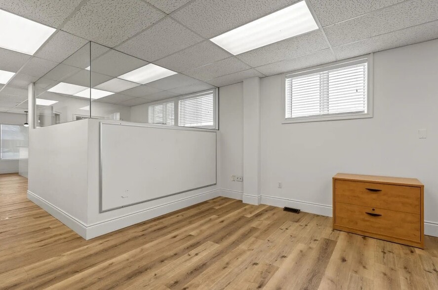More Photos Of 696 Hamilton Rd, London Office For Lease