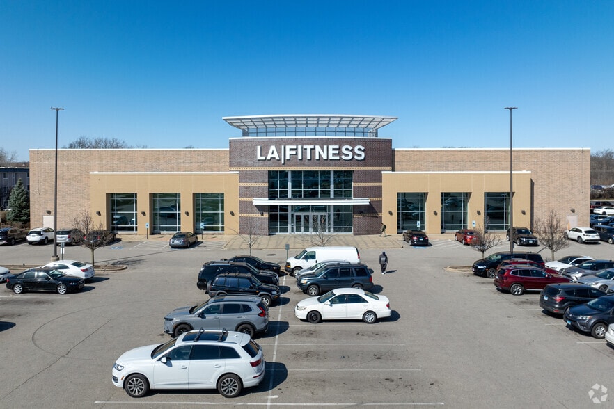 More Photos Of 452 Lakehurst Rd, Waukegan Health Club For Lease