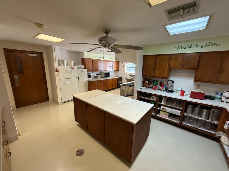 More Photos Of 908 Old Koenig Ln, Austin Religious Facility For Lease