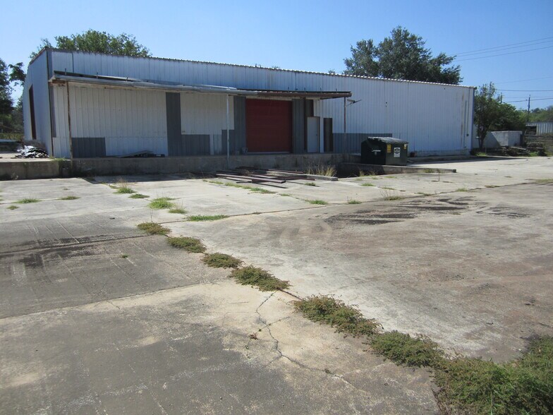 More Photos Of 10141 TX Loop 106, Adkins Showroom For Sale