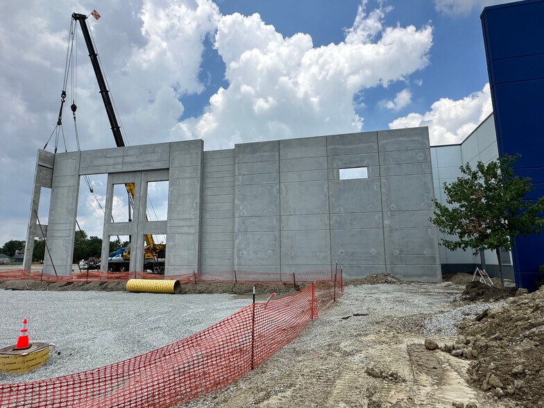 More Photos Of 220 N York Rd, Bensenville Distribution For Lease