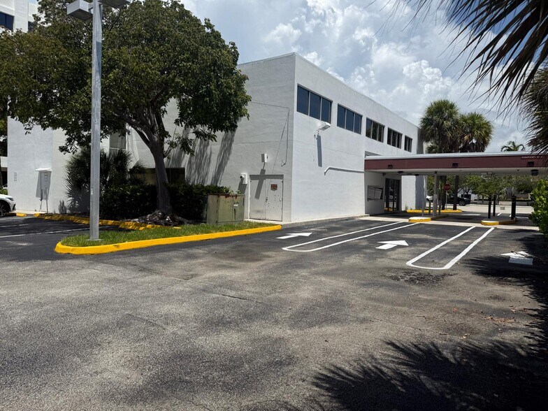 More Photos Of 2434 Hollywood Blvd, Hollywood Office For Sale