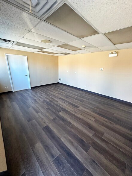 More Photos Of 989 Pauly Dr, Elk Grove Village Warehouse For Lease