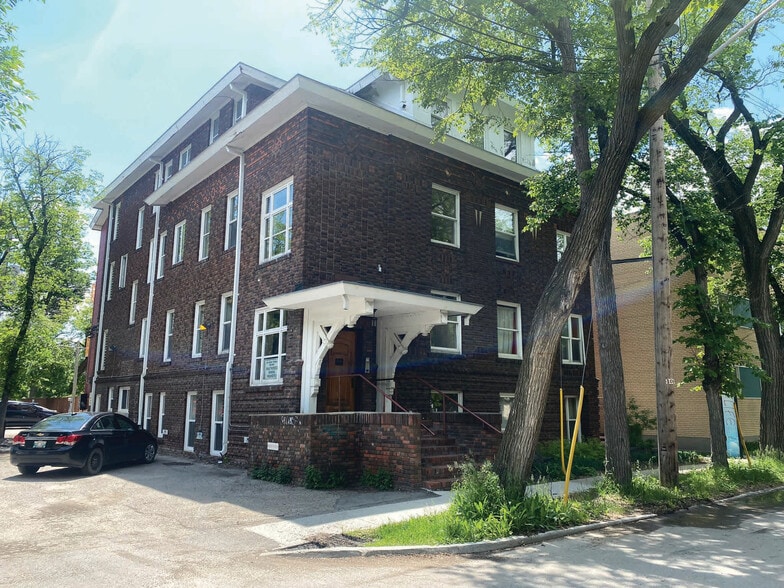 More Photos Of 6 Roslyn Rd, Winnipeg Office For Lease