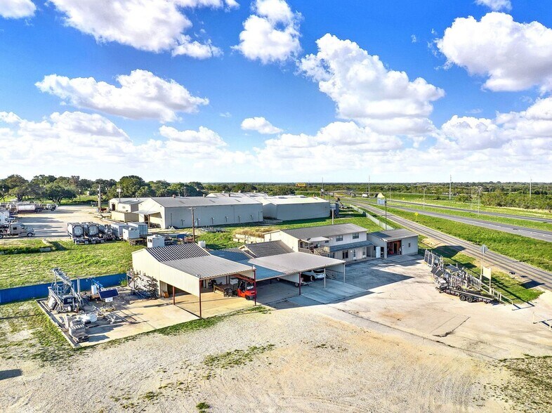 More Photos Of 389 Interstate 35 S, Devine Unknown For Lease