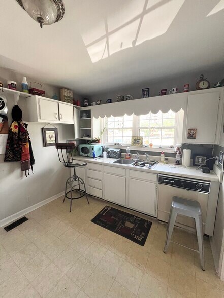 More Photos Of 1463 Church St, Decatur Office For Sale