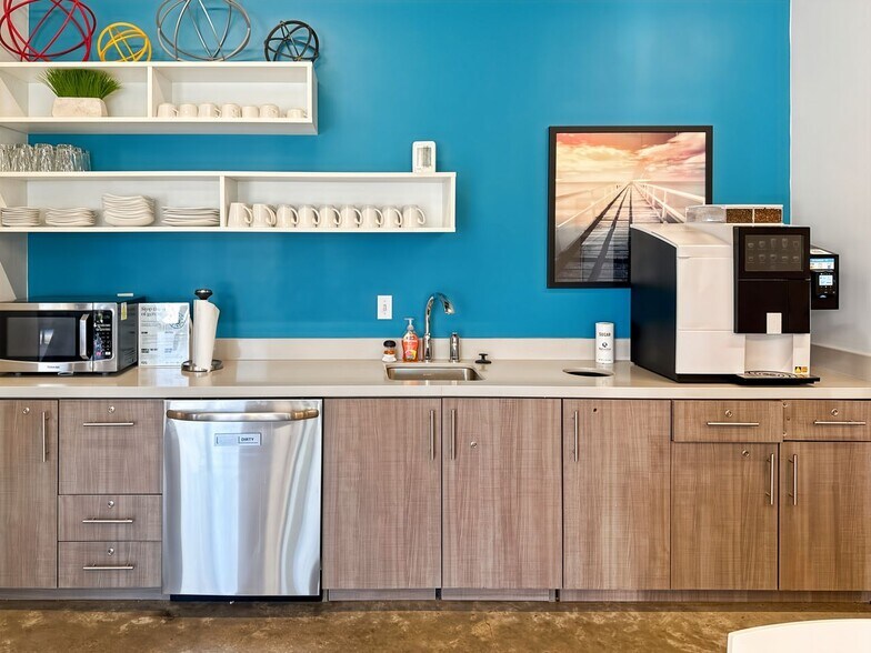 More Photos Of 1901 Manhattan Blvd, Harvey Coworking Space