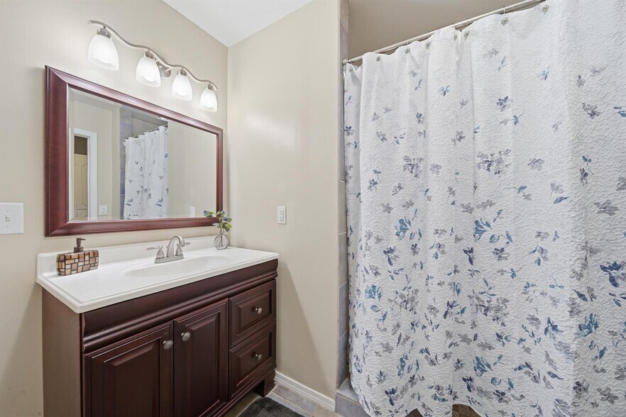 More Photos Of 1718 W Broadway St, Collinsville Office Residential For Sale