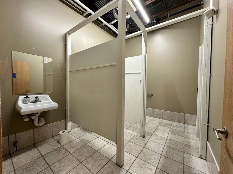 More Photos Of 7111-7113 S Anthony Blvd, Fort Wayne Warehouse For Lease