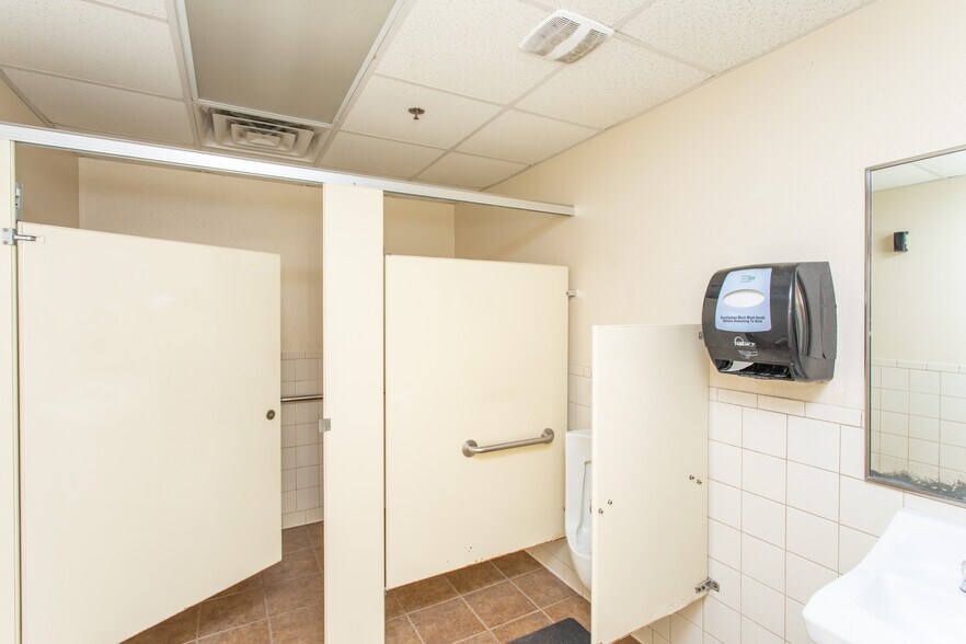 More Photos Of 2200 5th St, Wichita Falls Warehouse For Lease