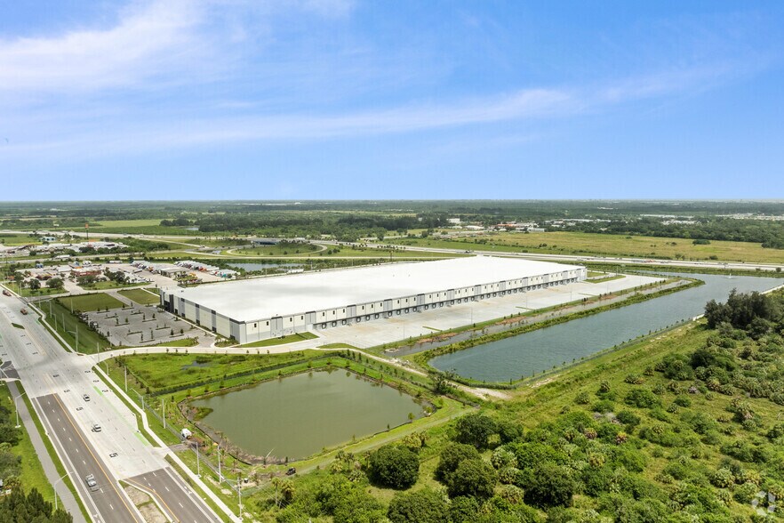 More Photos Of 700 S Kings Hwy, Fort Pierce Distribution For Lease