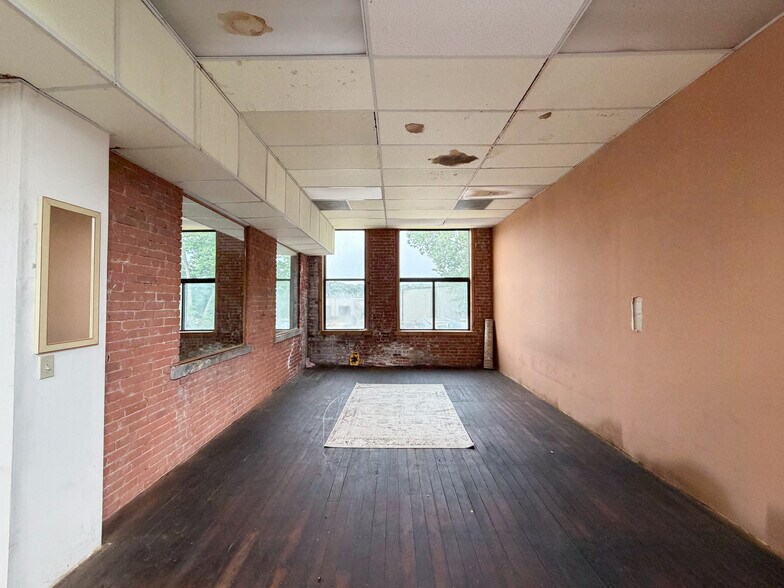More Photos Of 47 Billard St, Meriden Showroom For Sale