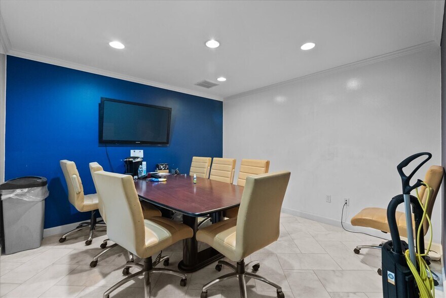 More Photos Of 3700 Reveille St, Houston Freestanding For Lease