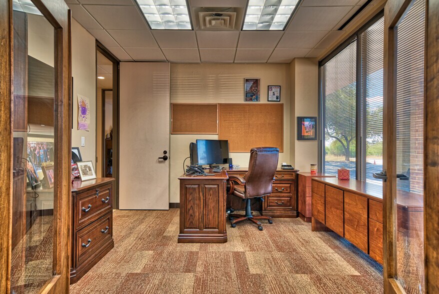 More Photos Of 10906 Laureate Dr, San Antonio Light Distribution For Lease