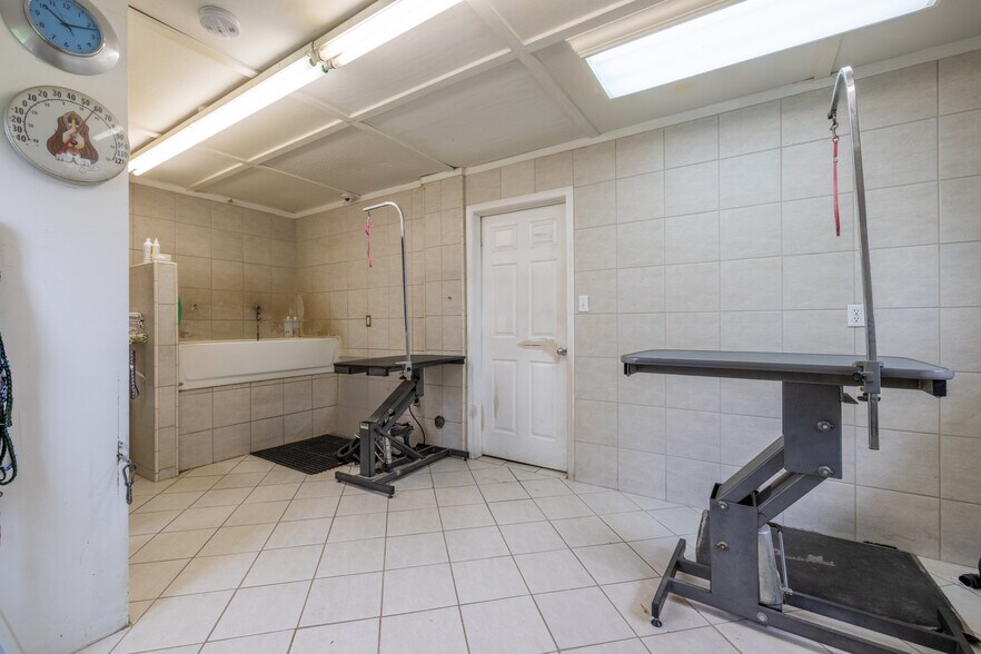 More Photos Of 7050 Starr Rd, Windsor Veterinarian Kennel For Sale