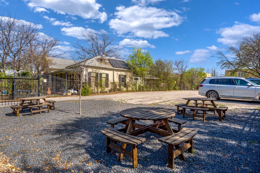 More Photos Of 1002 N Flores St, San Antonio Loft Creative Space For Lease