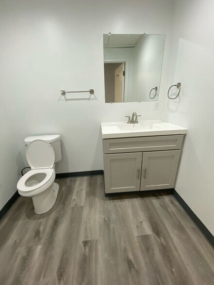 More Photos Of 14141 Robert Paris Ct, Chantilly Medical For Lease