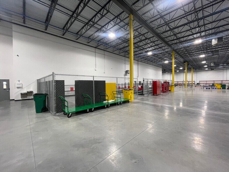 More Photos Of 13400 FYH Dr, Huntley Truck Terminal For Lease