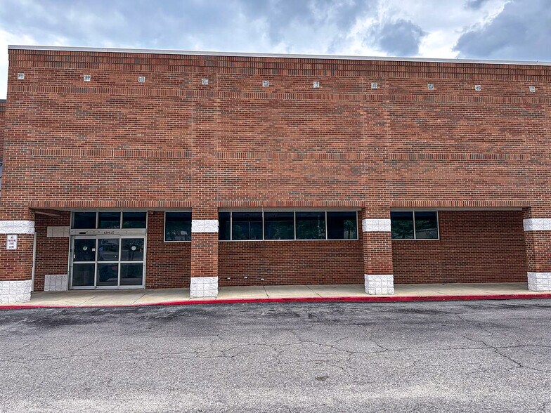 More Photos Of 6300 Grelot Rd, Mobile Storefront For Lease