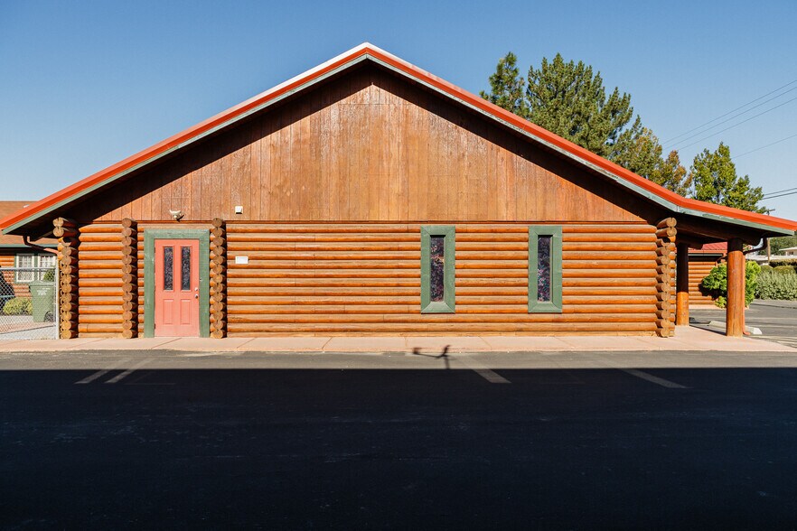 More Photos Of 2502-2514 SW 4th ave, Ontario Veterinarian Kennel For Sale