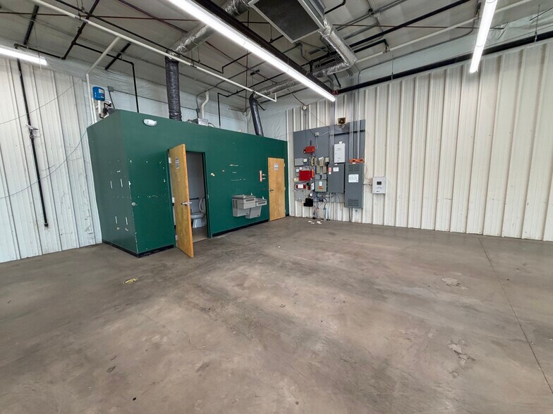 More Photos Of 2020 E Locust St, Davenport Freestanding For Sale