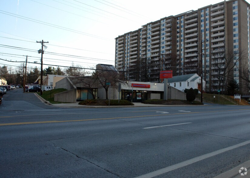 More Photos Of 5135 River Rd, Bethesda Bank For Lease