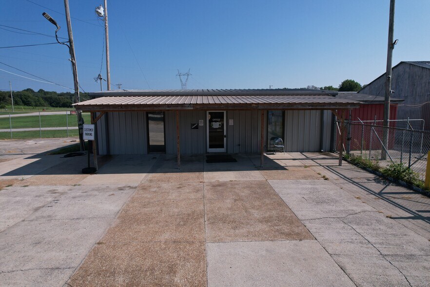 More Photos Of 1230 Industrial Park Rd, Columbia Warehouse For Lease