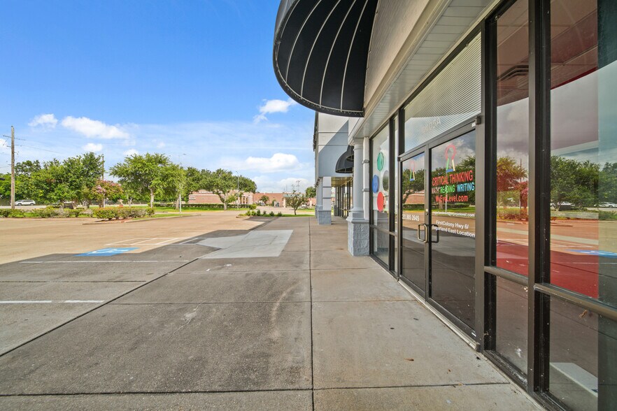 More Photos Of 4403-4411 Highway 6, Sugar Land Storefront For Sale