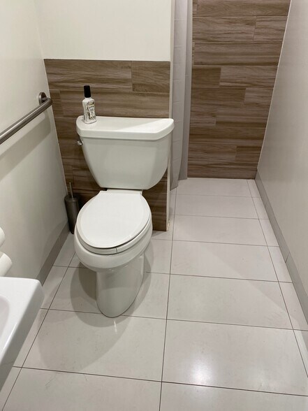 More Photos Of 8737 Venice Blvd, Los Angeles Loft Creative Space For Lease