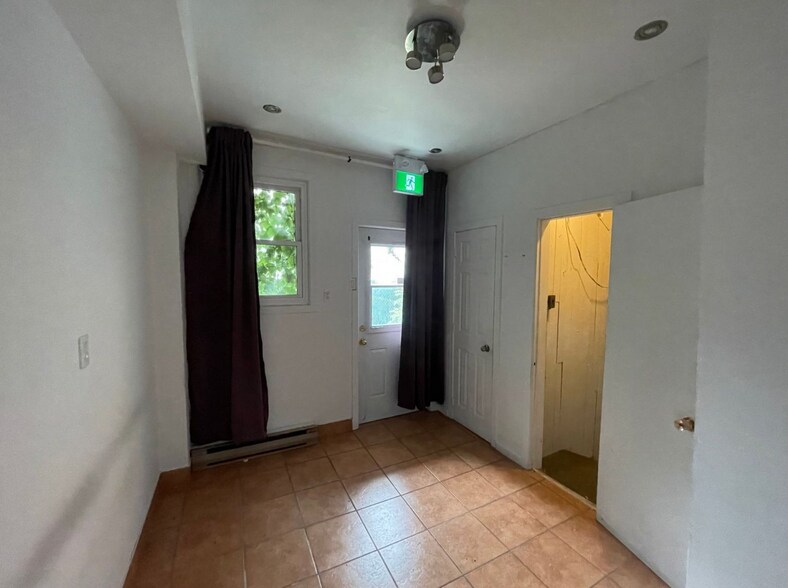 More Photos Of 240-246 Rue Saint-Charles O, Longueuil Storefront Retail Office For Lease