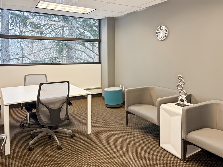 More Photos Of 41000 Woodward Ave, Bloomfield Hills Coworking Space