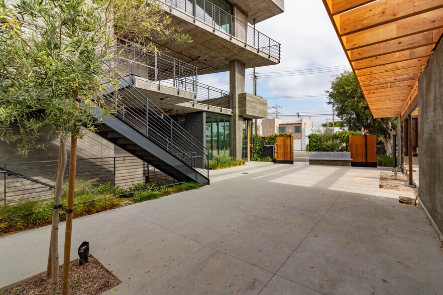 More Photos Of 5788 W Adams Blvd, Los Angeles Unknown For Lease