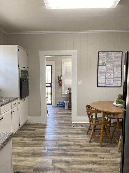 More Photos Of 400 Bexar Ave W, Hamilton Office For Sale