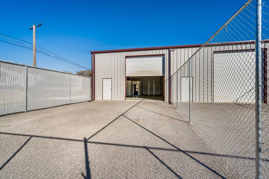 More Photos Of 6029 Conveyor Dr, Cleburne Warehouse For Lease