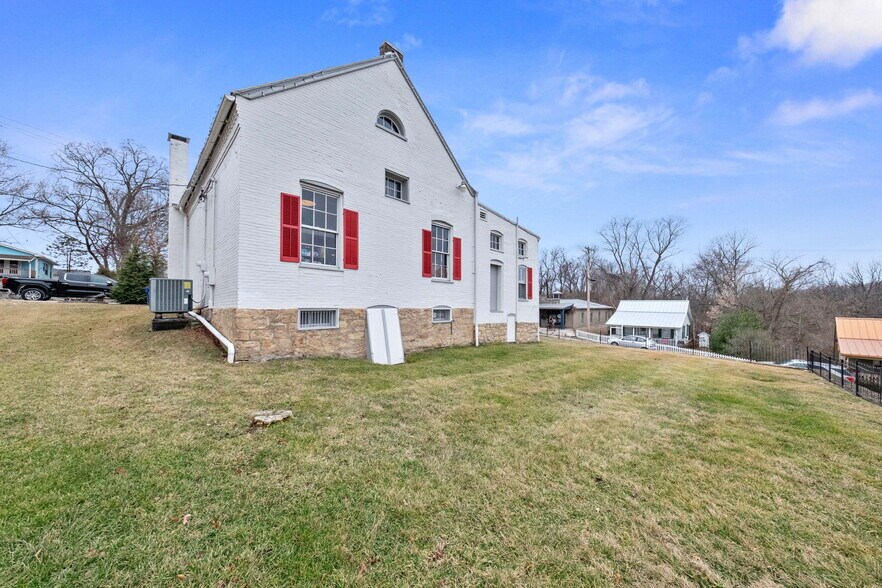 More Photos Of 5595 Walnut St, Augusta Storefront For Sale