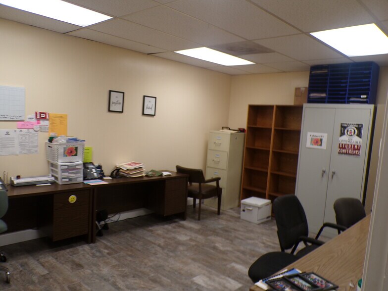 More Photos Of 7619-7621 E 46th Pl, Tulsa Showroom For Sale