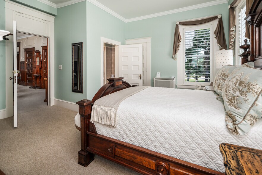 More Photos Of 738 E Main St, Belhaven Hotel For Sale