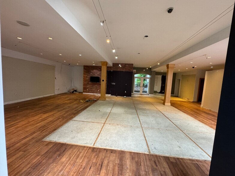 More Photos Of 1626-1632 Wisconsin Ave NW, Washington Storefront Retail Office For Lease