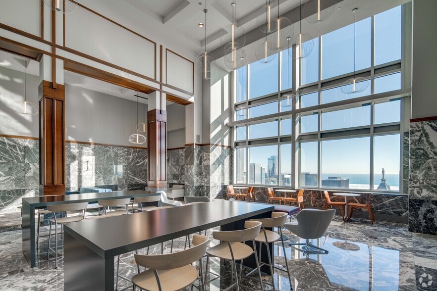 More Photos Of 311 S Wacker Dr, Chicago Office For Lease