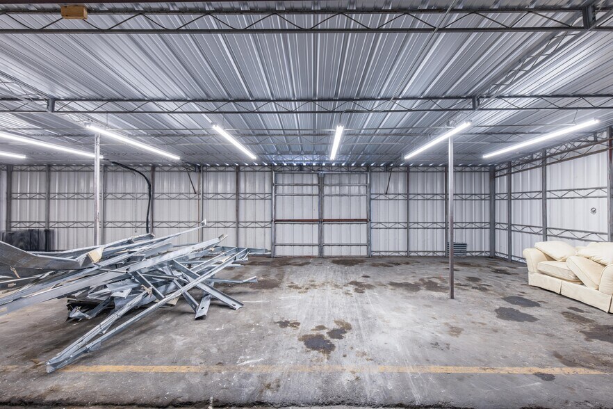 More Photos Of 508 Cobb Pky NE, Marietta Warehouse For Lease