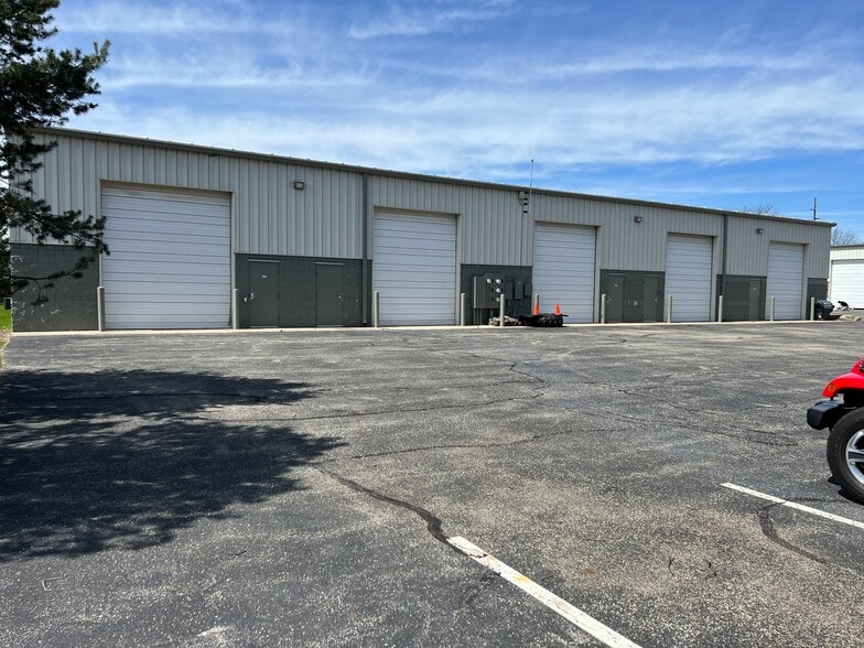 More Photos Of 16851 Southpark Dr, Westfield Light Distribution For Lease