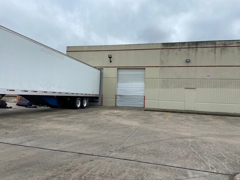 More Photos Of 6425 Harrisburg Blvd, Houston Industrial For Sale