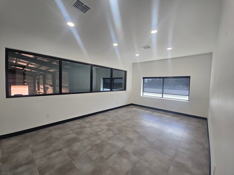 More Photos Of 714 Highway 71 W, Bastrop Freestanding For Lease