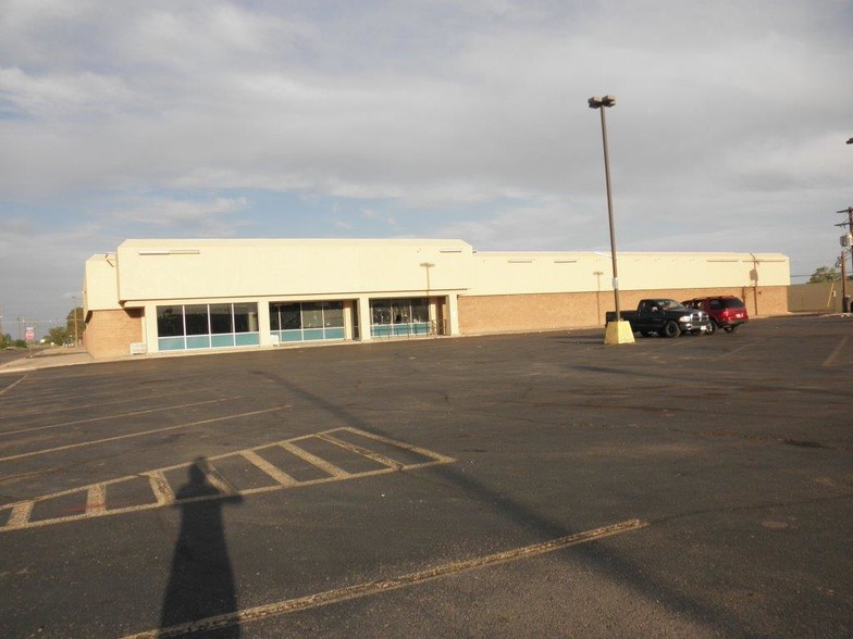 Primary Photo Of 401 S Main Ave, Lovington Storefront For Lease