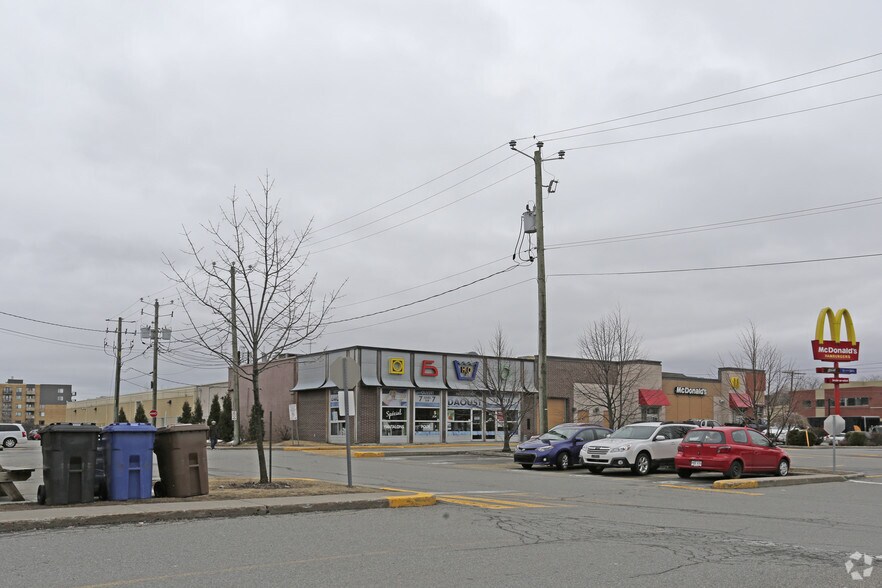 More Photos Of 2600 Rue Victoria, Montréal Freestanding For Lease