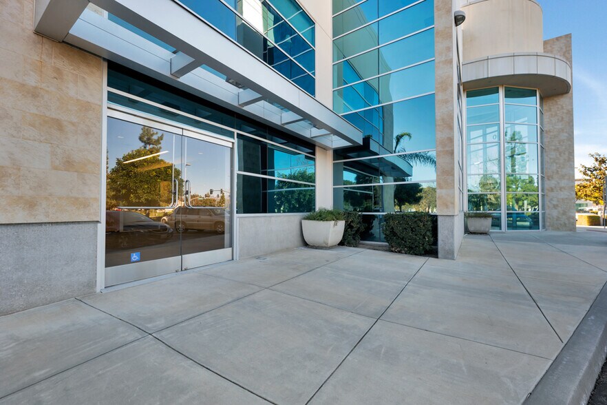 More Photos Of 1100 Flynn Rd, Camarillo Medical For Lease