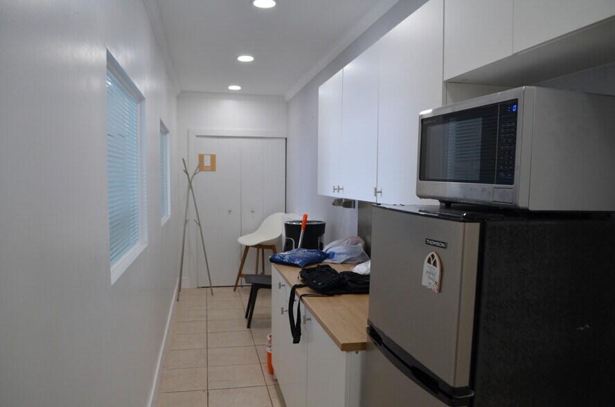 More Photos Of 7311-7323 NW 12th St, Miami Light Distribution For Sale