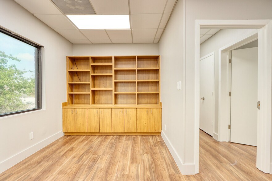 More Photos Of 1717 N Garrett Ave, Dallas Medical For Sale